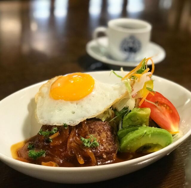 今日はロコモコプレート ハンバーグ、たまご、野菜、ライスとバランスよく 召し上がっていただけます ミニドリンクセットなので 食後にケーキもおすすめです😊 #広島喫茶店　#朝日珈琲サロン　#広島カフェ　#洞窟風　#隠れ家　#おひとりさま　#読書に最適　#ゆっくりできます　#非日常空間　#ネルドリップ　#広島モーニング　#広島ランチ　#ロコモコ